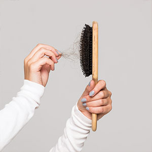 دلایل ریزش موی زنان و درمان آن
