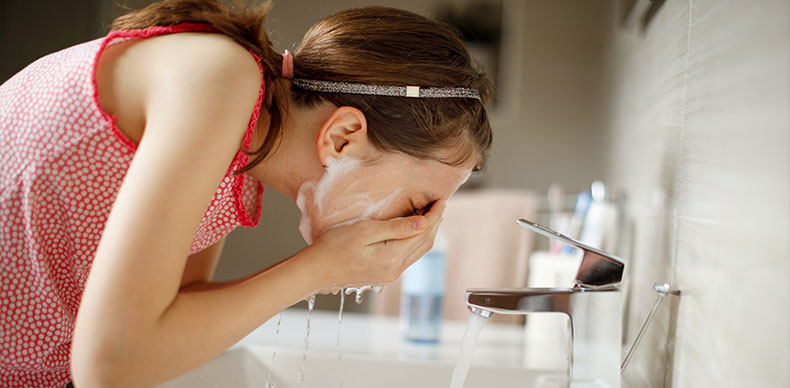 شستن صورت با شوینده های مناسب برای انواع پوست